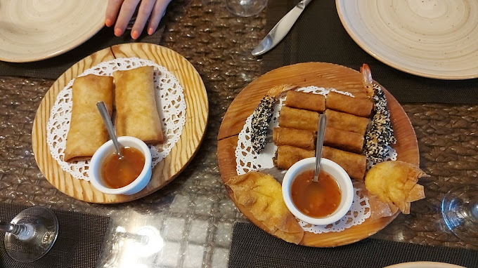 RESTAURANTE YAHO San Juan de Alicante  platos de rollitos de primavera y tailandeses con su salsa agridulce